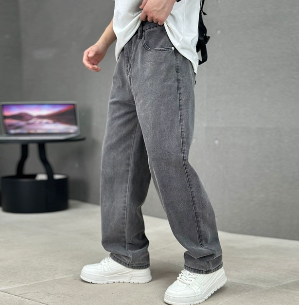 Men's wide fit straight leg jeans in Charcoal